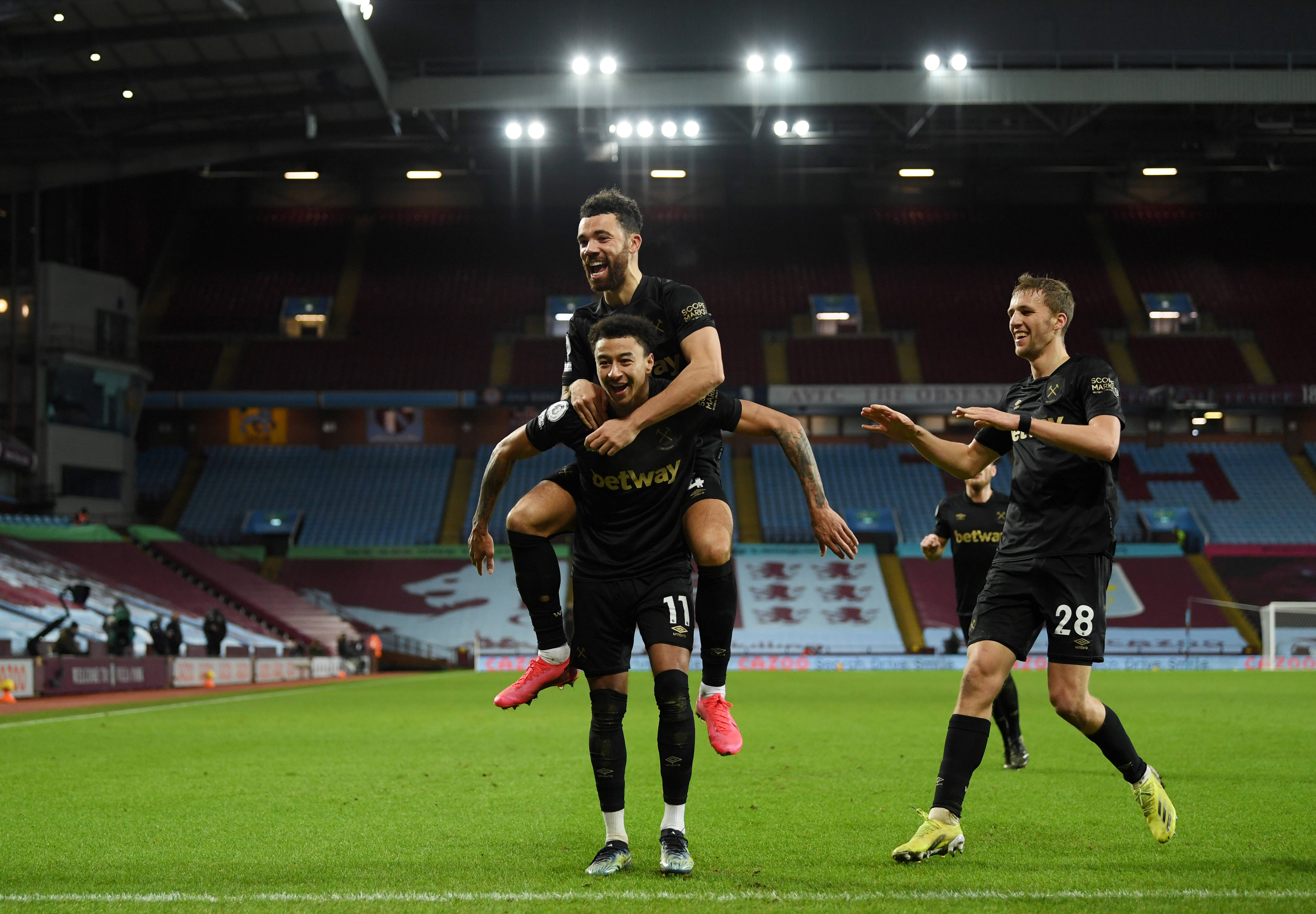 马刺vs掘金裁判报告：漏吹最后1.6秒巴恩斯对穆雷三分犯规（马刺战掘金裁判报告：末1.6秒漏判，穆雷三分出手遭巴恩斯犯规）