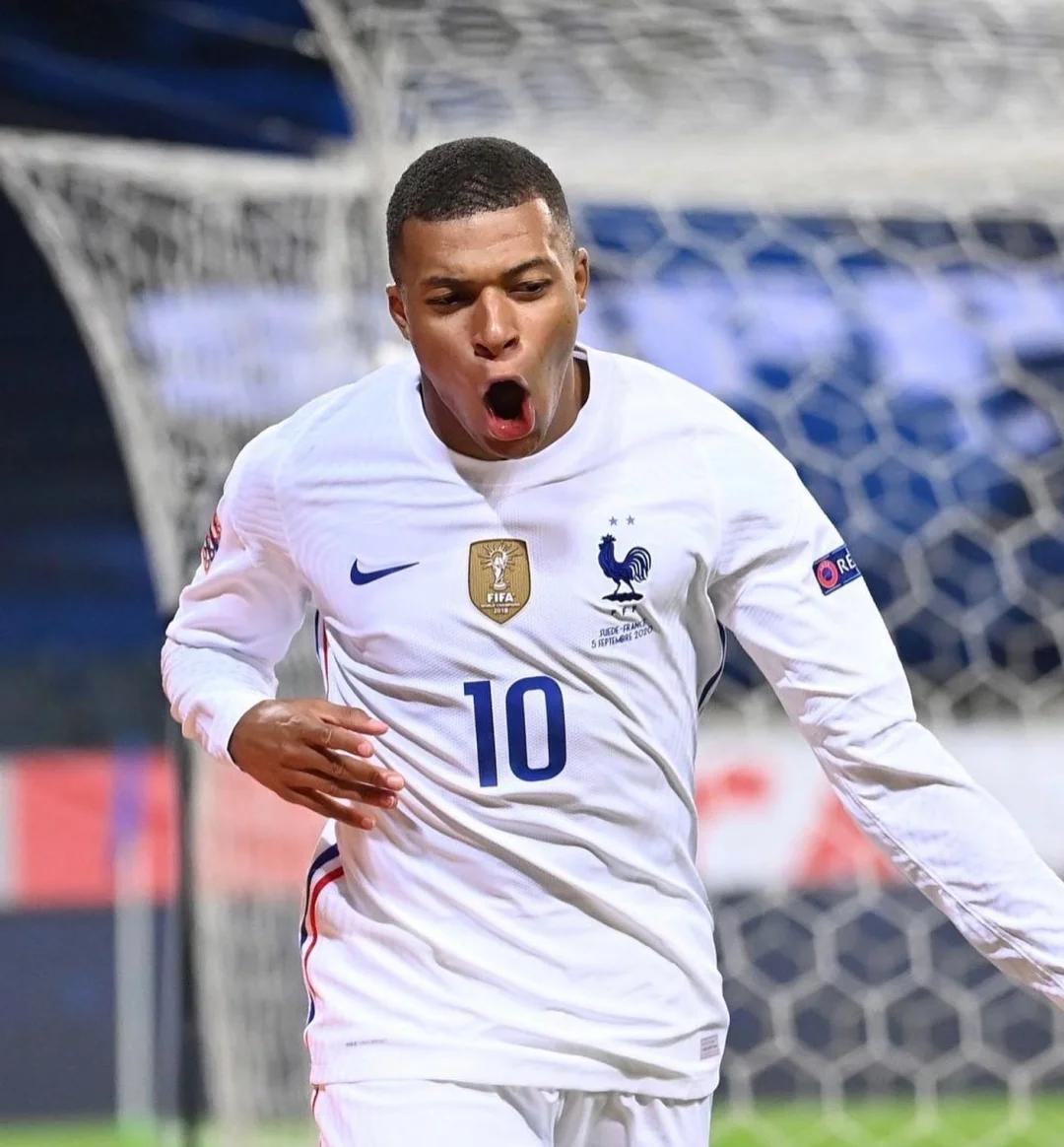 媒体人：跨年制度是迟早要考虑的，跨了才能真正融入世界体系（媒体人：跨年赛制势在必行，迈过去方能融入全球体系）