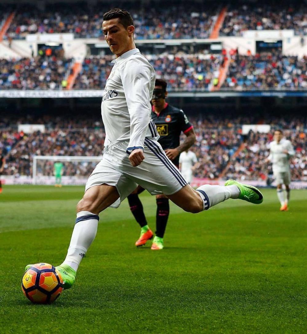 海港举办赛季总结会，王燊超乘直升机带冠军奖杯入场（海港赛季总结会：王燊超乘直升机捧杯亮相）