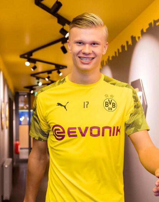 每体：2023年西甲冠军归属确定后，巴萨要求莱万别再进球（每体：2023西甲冠军落定后，巴萨被曝劝莱万别再进球）