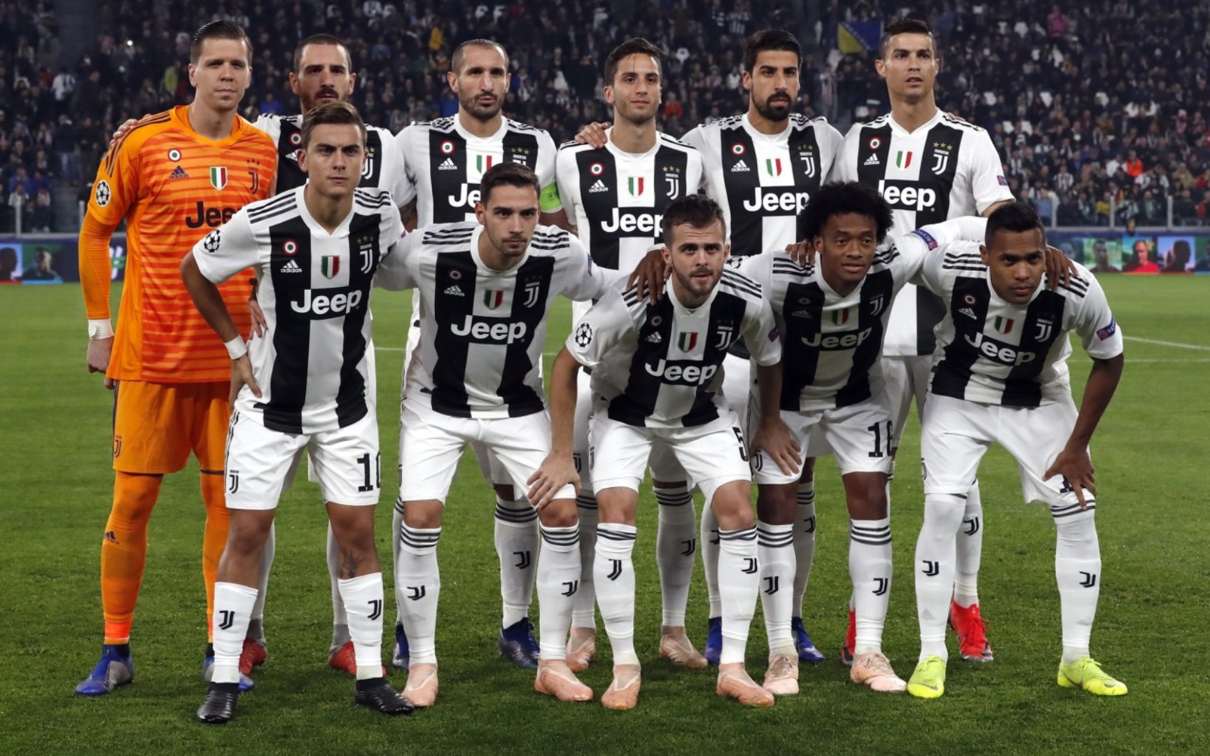 辛辛那提中场吉迪赛后与梅西交换球衣，双方握手并拥抱（梅西与辛辛那提中场吉迪赛后互换球衣，握手相拥）