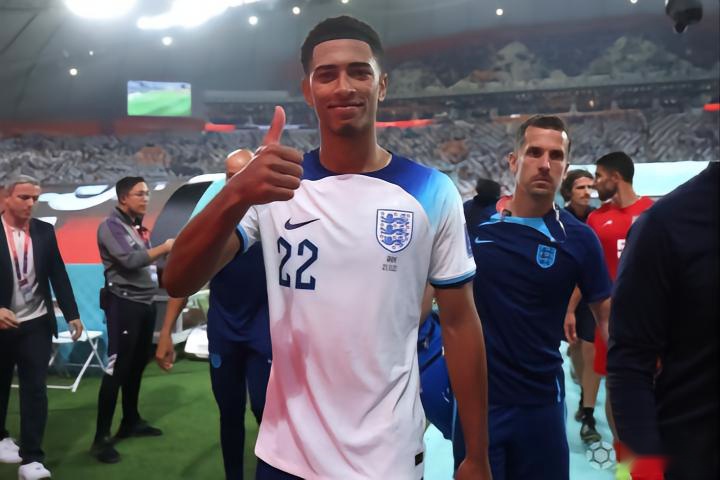 都体：DV9肌肉不适但伤情不重，保险起见周末联赛会替补（都体：DV9肌肉轻微不适无大碍，周末联赛为稳妥将从替补席出发）