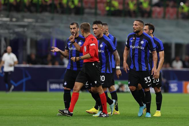 德拉富恩特：我们和皇马队医保持联系，赫伊森暂时不离队（德拉富恩特：已与皇马队医沟通，赫伊森短期内不会离队）