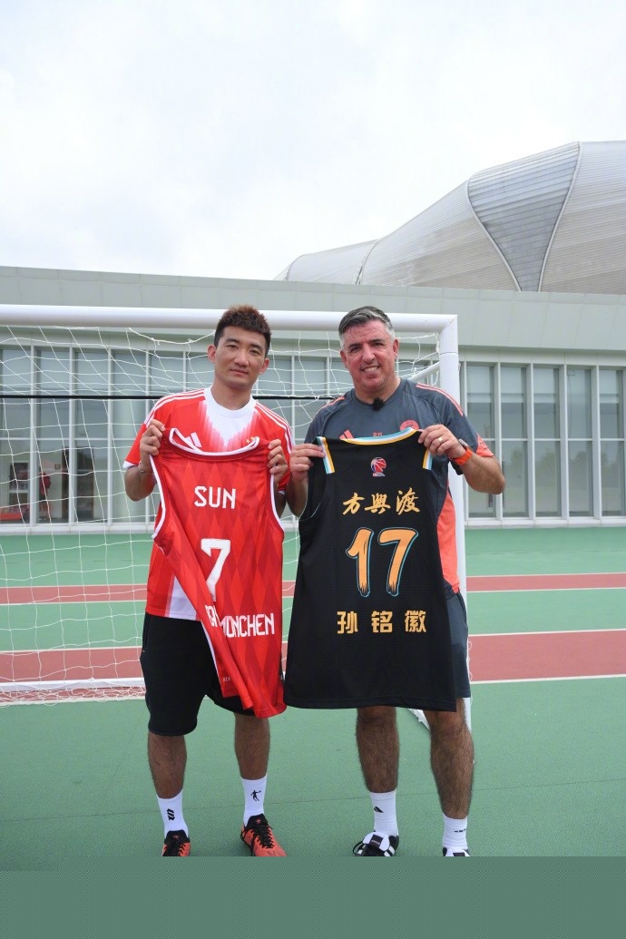 罗马诺：曼联新援奥罗斯科将在未来几天抵达英国完成转会流程（罗马诺：奥罗斯科将于近日抵英，完成加盟曼联手续）